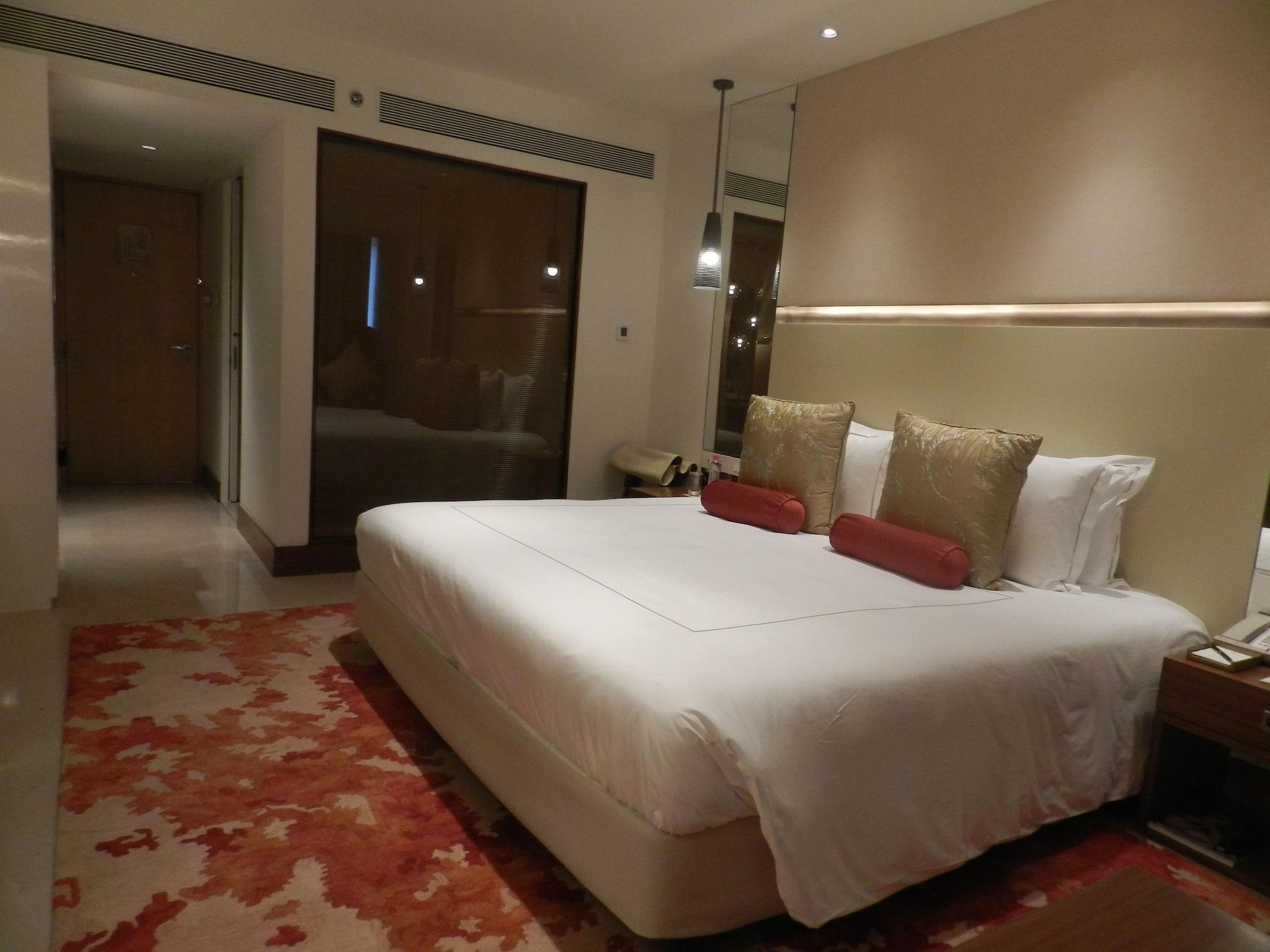 The Taj Mahal Tower, Mumbai Hotel Buitenkant foto A bedroom at the hotel