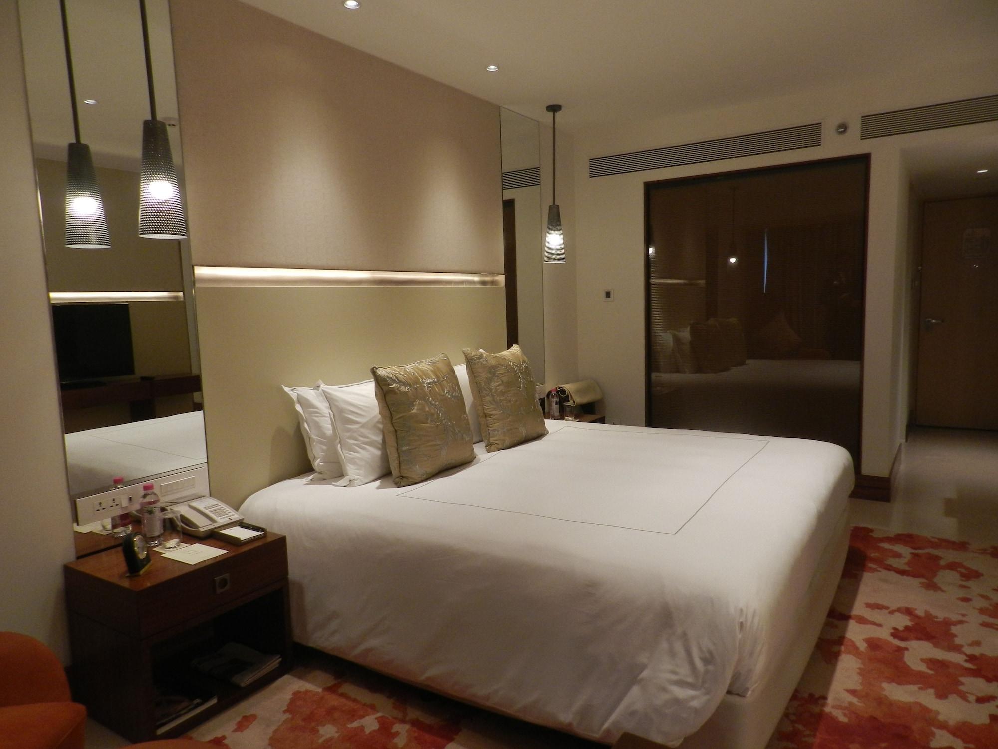 The Taj Mahal Tower, Mumbai Hotel Buitenkant foto A bedroom at the Taj Mahal Palace