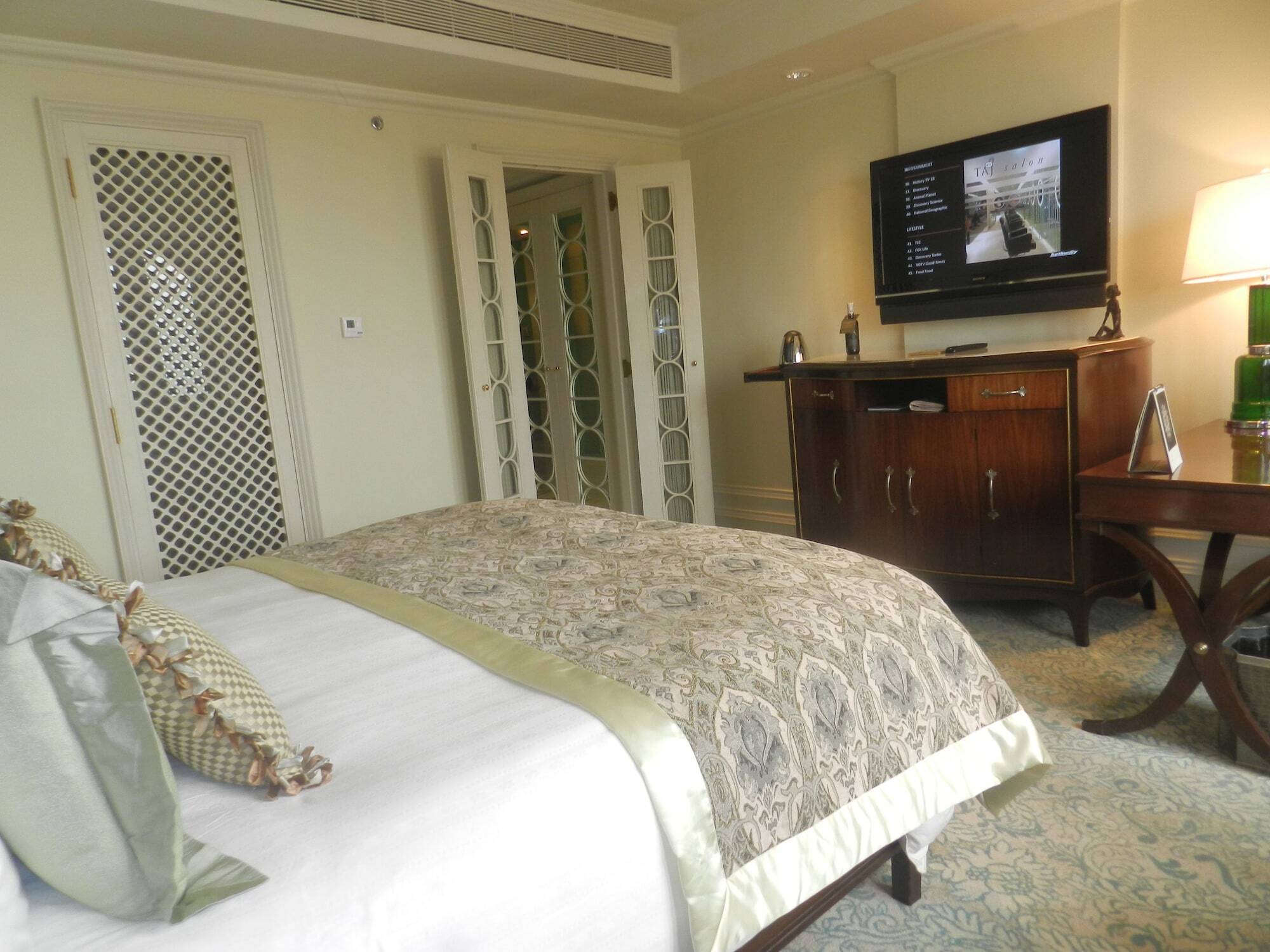 The Taj Mahal Tower, Mumbai Hotel Buitenkant foto A bedroom at the Taj Mahal Palace