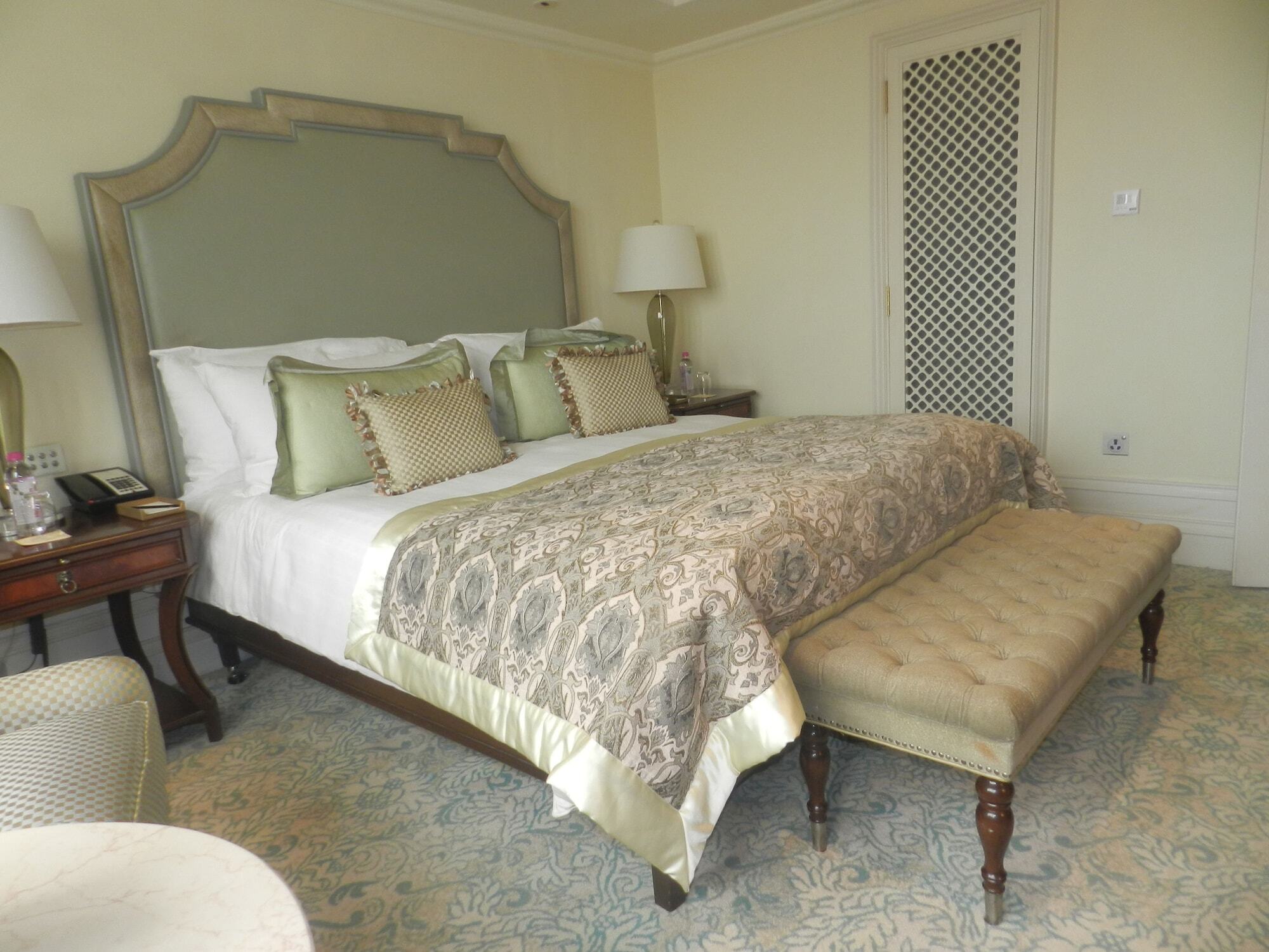 The Taj Mahal Tower, Mumbai Hotel Buitenkant foto A bedroom at the Taj Mahal Palace
