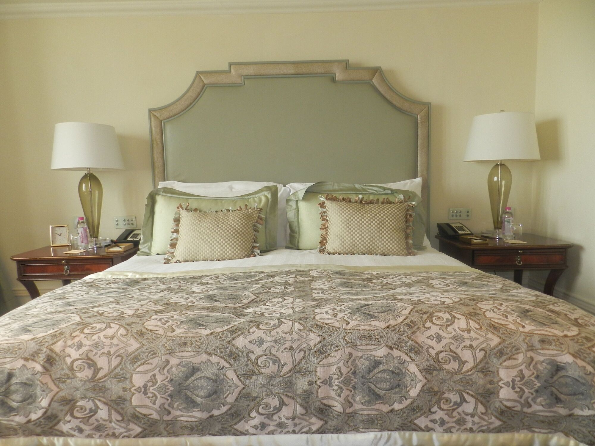 The Taj Mahal Tower, Mumbai Hotel Buitenkant foto A bedroom at the hotel