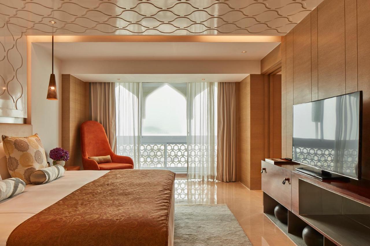 The Taj Mahal Tower, Mumbai Hotel Buitenkant foto A bedroom at Taj Bengal